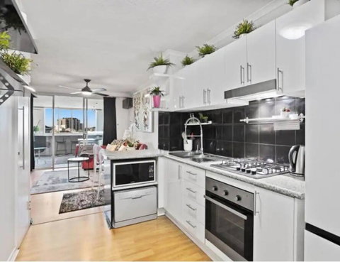 Retro Chic Vibes, Tropical Pool & Prime Location - Kawana Tourism 3