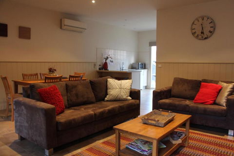 River Rock Cottage Centrally Located And Dog Friendly - Kawana Tourism 0