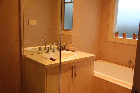 River Rock Cottage Centrally Located And Dog Friendly - Kawana Tourism 3