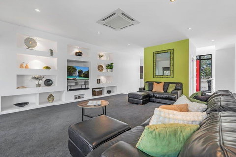 Riverlyne - Riverfront Holiday Home - Kawana Tourism 2