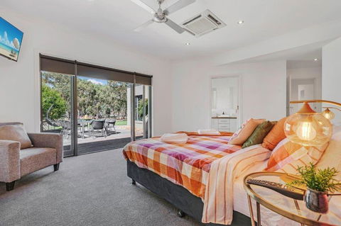 Riverlyne - Riverfront Holiday Home - Kawana Tourism 3