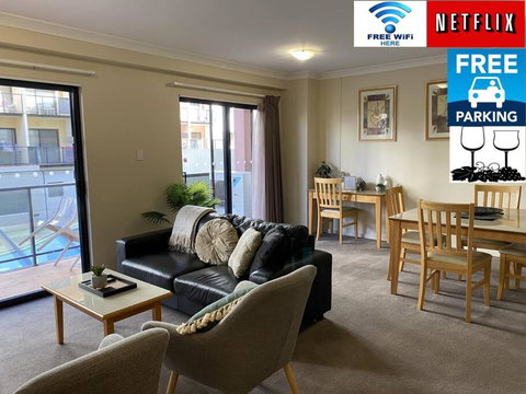 RIVERSIDE CITY VIEW PARKING NETFLIX WIFI WINE FREE - Kawana Tourism 0
