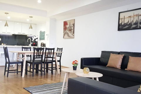RiverView Spacious 3BR2Bath2Car WifiPoolGym Crown - Kawana Tourism 2