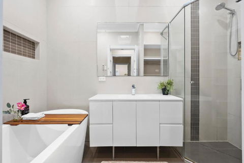 Room In Large Home 6 Min To CBD - Kawana Tourism 3