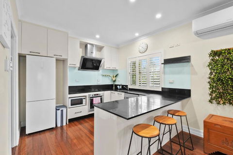 Room In Large Home 6 Min To CBD - Kawana Tourism 2