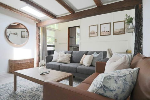 Rustic Chic 200 Metres From CBD - Kawana Tourism 0