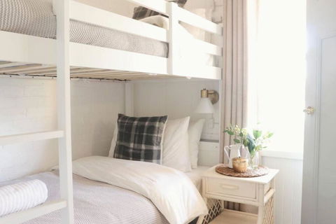 Rustic Chic 200 Metres From CBD - Kawana Tourism 1