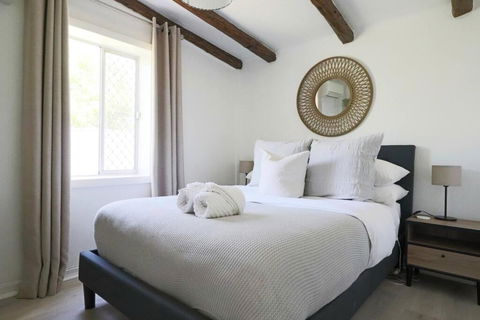 Rustic Chic 200 Metres From CBD - Kawana Tourism 3