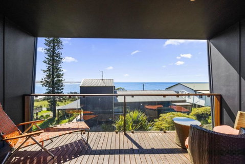 Rock Ledge - Kawana Tourism 0