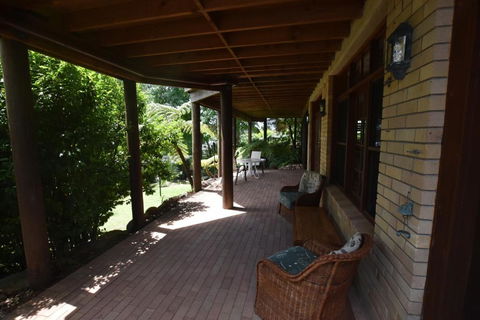 Rockwall Avoca Beach - Kawana Tourism 1