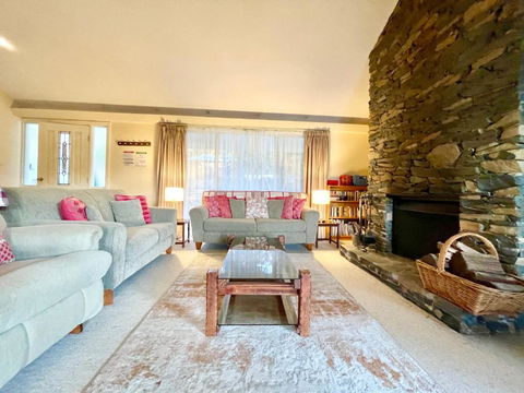 Rocky Mountain Cottage - Kawana Tourism 1