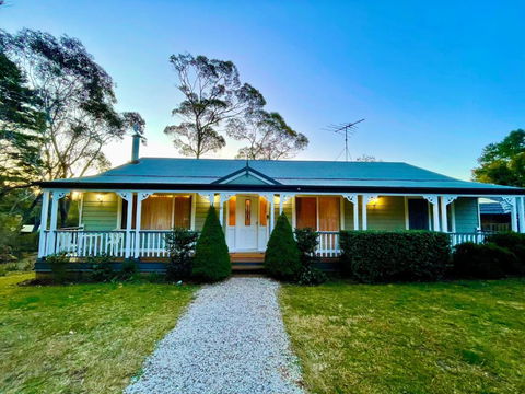 Rocky Mountain Cottage - Kawana Tourism 0