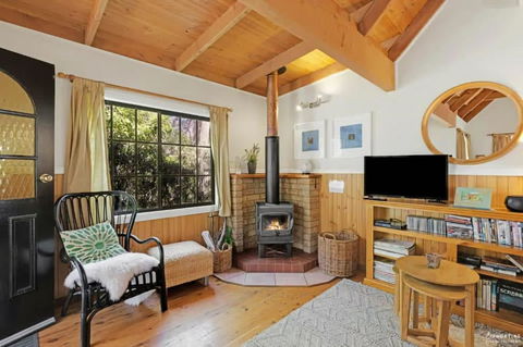 Romantic Tricklebeck Spa Cottage - Kawana Tourism 1