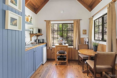 Romantic Tricklebeck Spa Cottage - Kawana Tourism 3