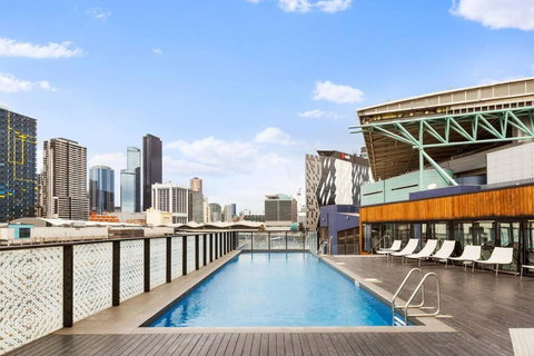 Rooftop Pool 2BR Apt At Marvel Stadium With Free Parking - Kawana Tourism 3