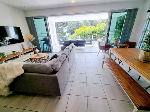 Rosalynda- Luxury Beachfront 3 BR Townhouse - Kawana Tourism 3