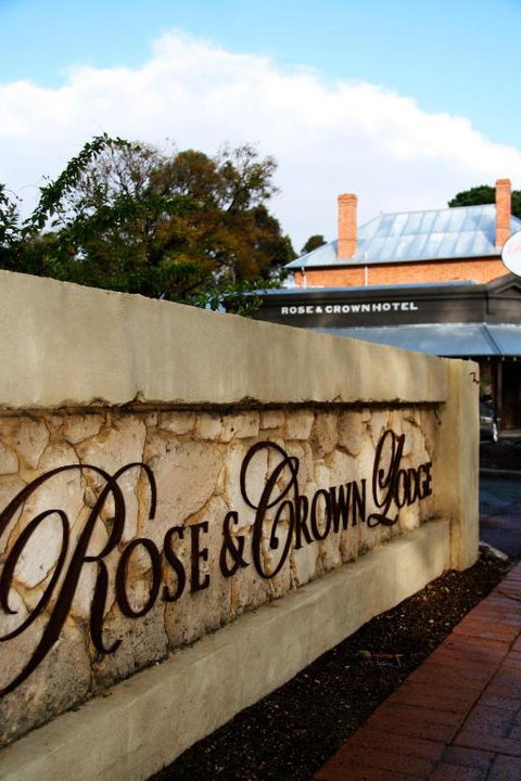 Rose & Crown Hotel - Kawana Tourism 3