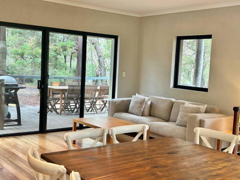 Rosella - Bushland Hideaway - Kawana Tourism 0