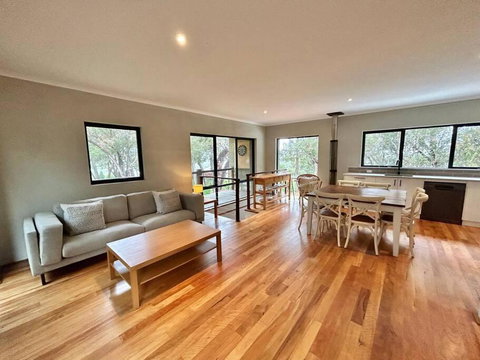 Rosella - Bushland Hideaway - Kawana Tourism 1