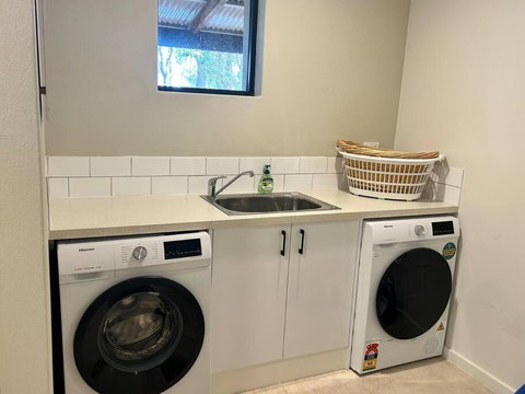 Rosella - Bushland Hideaway - Kawana Tourism 2