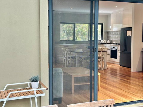 Rosella - Bushland Hideaway - Kawana Tourism 3