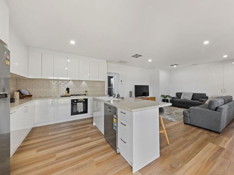 Rosella Retreat - Kawana Tourism 1