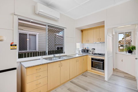Sage Cottage! CBD Perfection! - Kawana Tourism 1