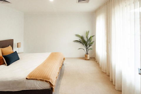 Salhus - Sleep In King Beds & Easy Walk To Town - Kawana Tourism 3