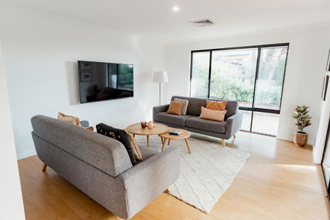 Salhus - Sleep In King Beds & Easy Walk To Town - Kawana Tourism 1