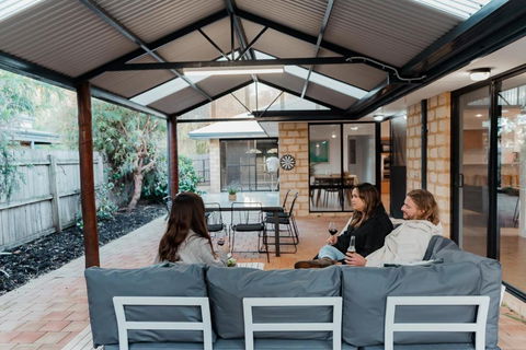 Salhus - Sleep In King Beds & Easy Walk To Town - Kawana Tourism 0