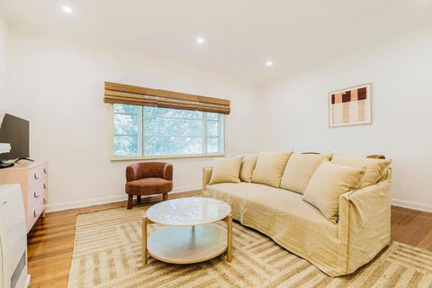 Salmon Calm - Trendy Velvet Allure By Albert Park - Kawana Tourism 2