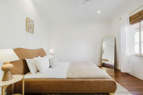 Salmon Calm - Trendy Velvet Allure By Albert Park - Kawana Tourism 0