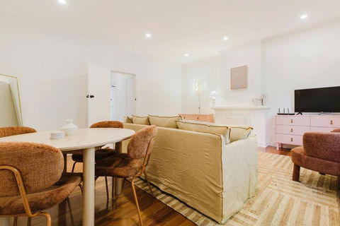 Salmon Calm - Trendy Velvet Allure By Albert Park - Kawana Tourism 3