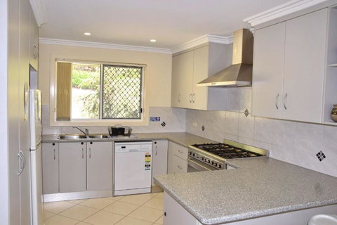 Salty Kisses - Bring Your Own Linen. - Kawana Tourism 1