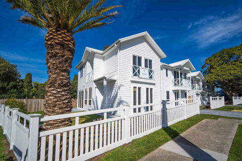 Salty Palms By The Sea - ONE - Kawana Tourism 0
