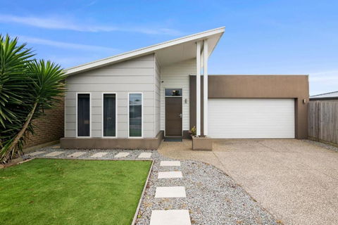 Salty Sage Beach House - Kawana Tourism 3