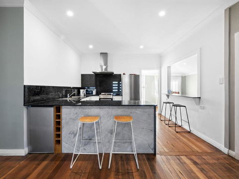 Salty Sea Cottage - Kawana Tourism 0