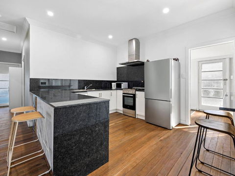 Salty Sea Cottage - Kawana Tourism 1