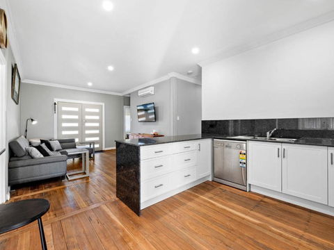 Salty Sea Cottage - Kawana Tourism 3