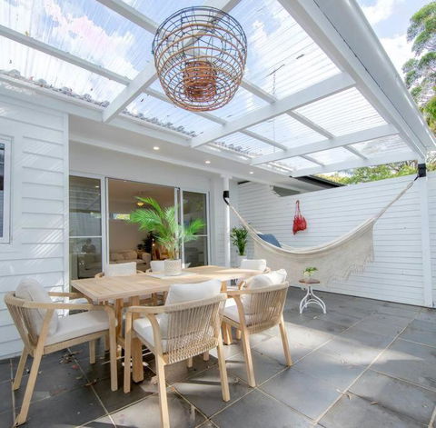 SALTY SNOOZE - Your Coastal Holiday House - Kawana Tourism 0