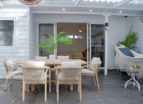 SALTY SNOOZE - Your Coastal Holiday House - Kawana Tourism 1