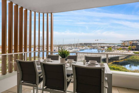 Sailview Escape - A Tranquil Marina Hideaway - Kawana Tourism 3