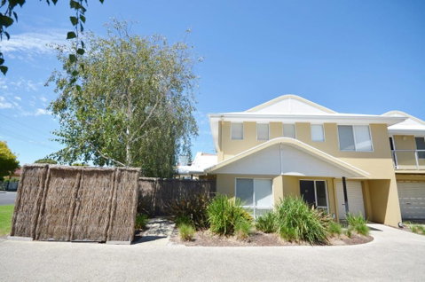 Sandpiper 10 - Close To Town And Beach - Kawana Tourism 0
