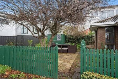 Sandy Bay Cozy Cottage Close To CBD - Kawana Tourism 3
