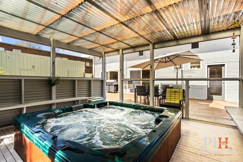 Sandy Bay Getaway W Spa 4 Bdr - Kawana Tourism 1