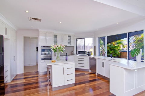 SEACLUSION 5 Bed Waterfront, Sleeps 12 - Kawana Tourism 1