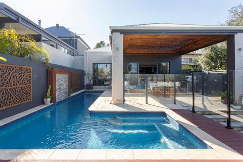 Stella Retreat - Townhouse With Pool - Kawana Tourism 0