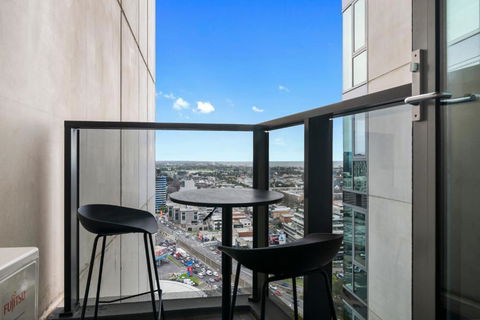 Stunning Lake Views Apt W Balcony And Wi-Fi - Kawana Tourism 3