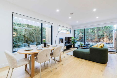 Stylish 4BR Family Townhouse With Private Courtyard - Kawana Tourism 0