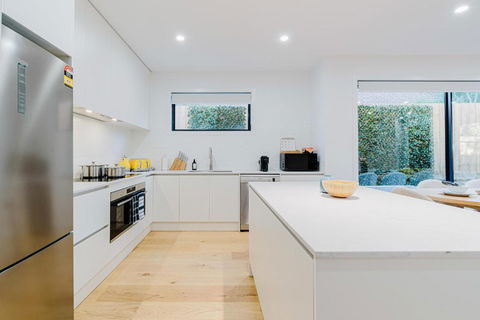 Stylish 4BR Family Townhouse With Private Courtyard - Kawana Tourism 1